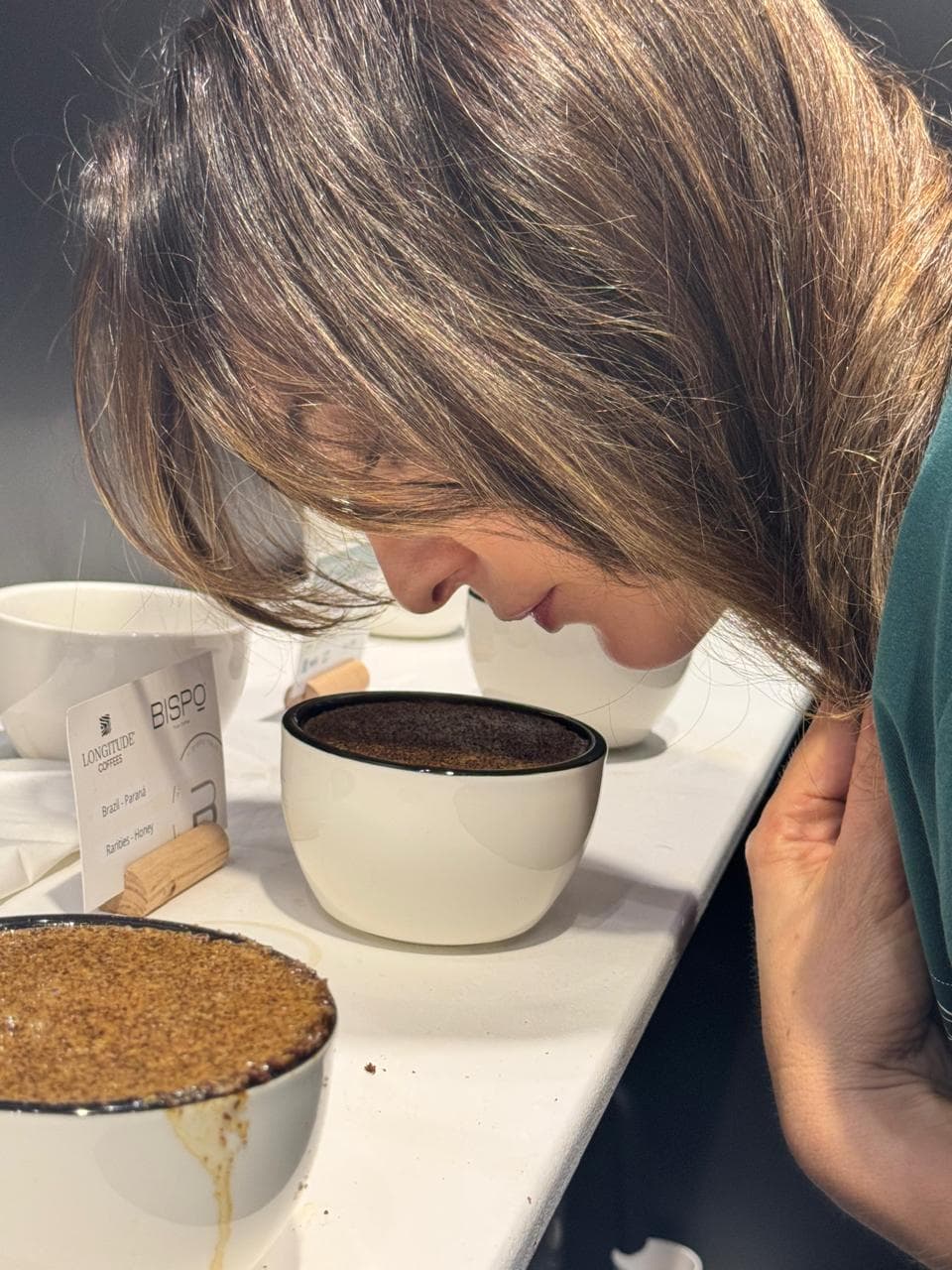 Suzi Ninov avaliando a fragrância do café